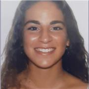 Profesor de repaso reparte clases a jóvenes de diferentes edades